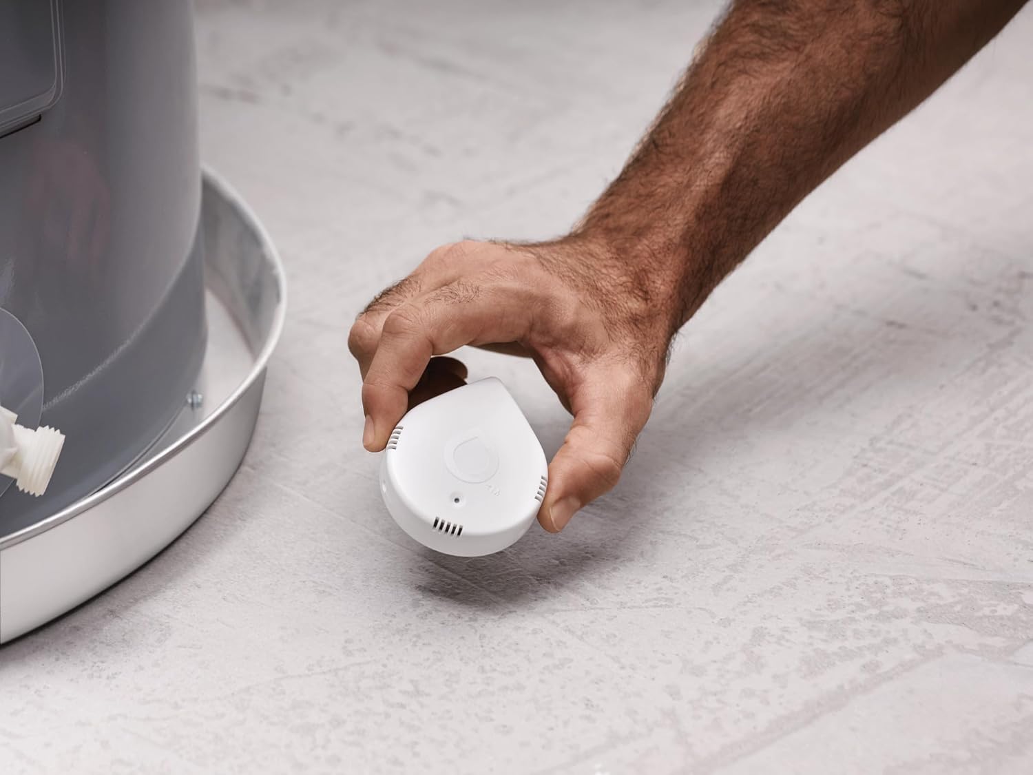 Moen Flo Smart Water Leak Detector, Water Sensor Alarm for Home, 1-Pack, White, 920-004 24hrsmart